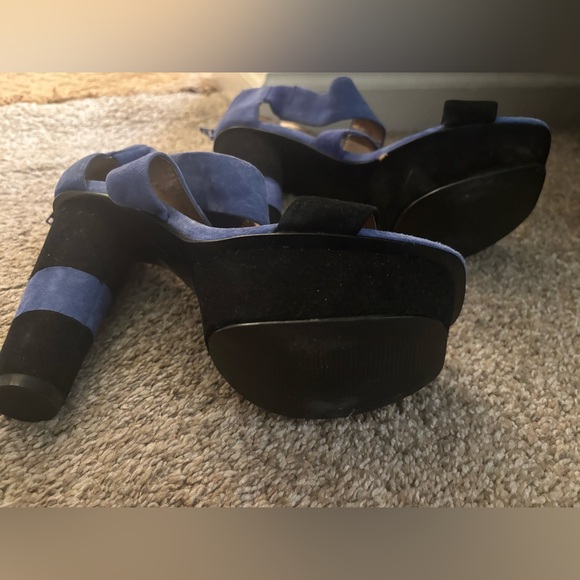 Black and Blue suede BCBG heels size 9 - Picture 3 of 4